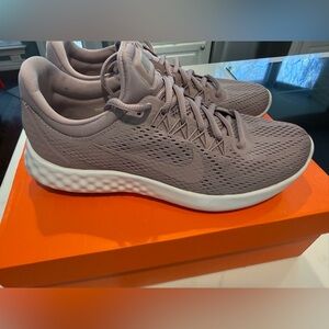 100% AUTHENTIC Nike Lunar Skyelux Plum Fog Pink Running Shoes Women's
Size 10